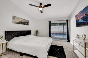 4 bedrooms, iron/ironing board, free WiFi, bed sheets - Vegas Poolside Escape (Las Vegas)