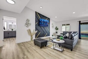 Smart TV - Vegas Poolside Escape (Las Vegas)