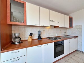 Kühlschrank, Ofen, Kochgeschirr/Geschirr/Besteck