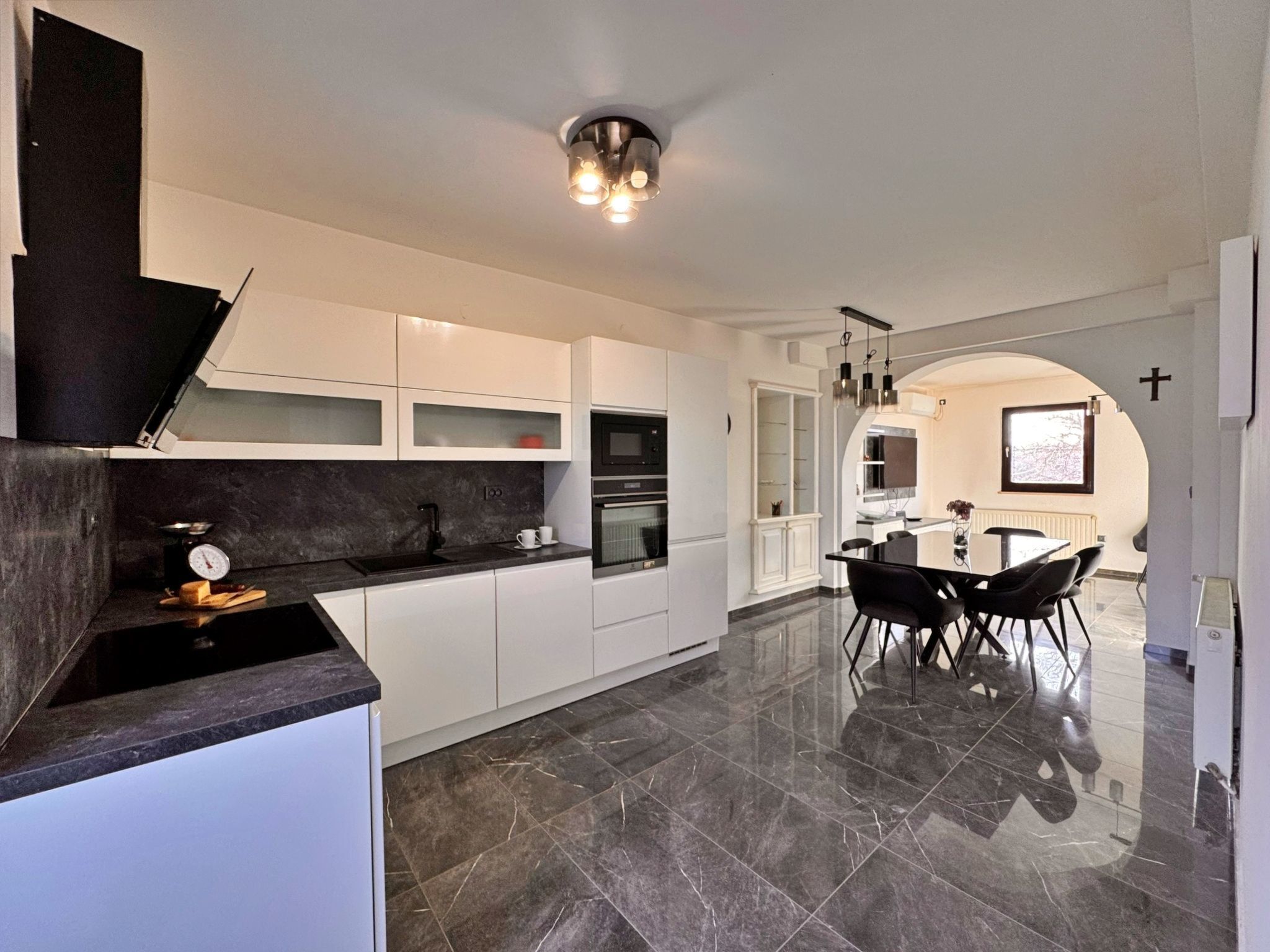 Kjøleskap, mikrobølgeovn, ovn og oppvaskmaskin