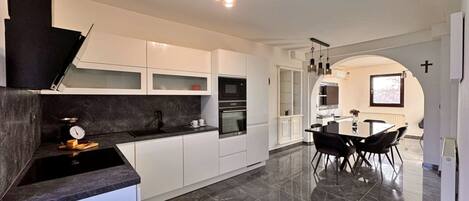 Kjøleskap, mikrobølgeovn, ovn og oppvaskmaskin