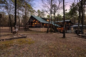 Exterior - Hideaway Lodge - Spa - Sleeps 20 near Broken Bow Lake - Hochatown - Pets Welcome (Broken Bow)