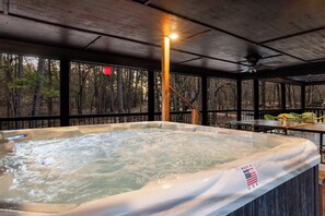 Outdoor spa tub