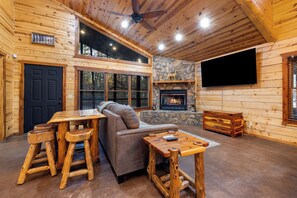 Smart TV, fireplace, ping pong - Hideaway Lodge - Spa - Sleeps 20 near Broken Bow Lake - Hochatown - Pets Welcome (Broken Bow)