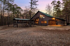 Exterior - Hideaway Lodge - Spa - Sleeps 20 near Broken Bow Lake - Hochatown - Pets Welcome (Broken Bow)