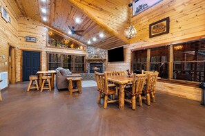 Dining - Hideaway Lodge - Spa - Sleeps 20 near Broken Bow Lake - Hochatown - Pets Welcome (Broken Bow)