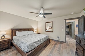 مكواة/لوح كي وخدمة الإنترنت وملاءات أسرّة