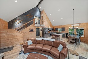 Smart TV, fireplace, video games, DVD player - 3-bedroom A-Frame w/ Hot Tub, Sauna, WiFi and EV charging (Ashford)