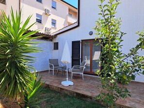 Terrace/patio - Studio-Apartment mit Meerblick in der Nähe des Strandes by Interhome (Medulin)