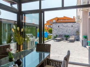 Outdoor dining - Modernes Apartment As Veliki mit Terrasse by Interhome (Medulin)
