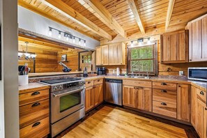 Fridge, microwave, oven, stovetop - On The Rocks: Beech Mtn Getaway w/ Hot Tub & Fire Pit (Beech Mountain)