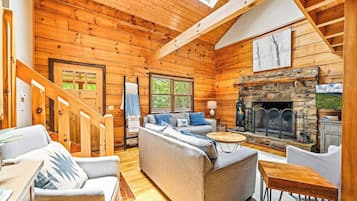 Fernseher, Kamin, Bücher