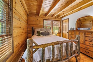 Tabla de planchar con plancha, cuna de viaje, wifi y ropa de cama 