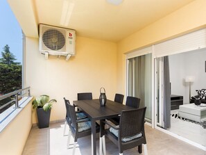 Outdoor dining - Wohnung mit Terrasse by Interhome (Medulin)