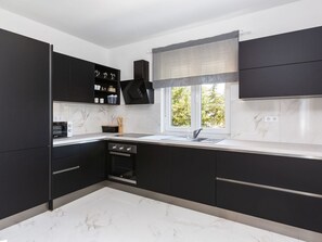 Fridge, microwave, oven, dishwasher - Wohnung mit Terrasse by Interhome (Medulin)