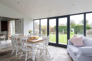 House - House Annexe Sleeps 18 Heated Pool (Chichester)