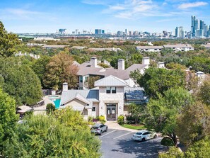 Exterior - Cozy 2-bedroom apartment in beautiful Austin near downtown w/ AC and gym access (Austin)