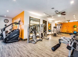 Fitness facility - Cozy 2-bedroom apartment in beautiful Austin near downtown w/ AC and gym access (Austin)
