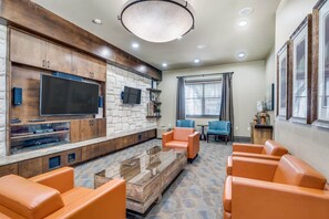 Smart TV - Cozy 2-bedroom apartment in beautiful Austin near downtown w/ AC and gym access (Austin)