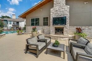 Terrace/patio - Cozy 2-bedroom apartment in beautiful Austin near downtown w/ AC and gym access (Austin)
