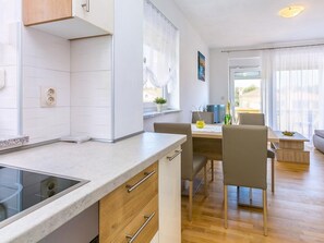 Fridge, microwave, oven, cookware/dishes/utensils - für 4 Personen ca. 35 m² in Medulin, Istrien (Medulin und Umgebung) by Interhome (Medulin)