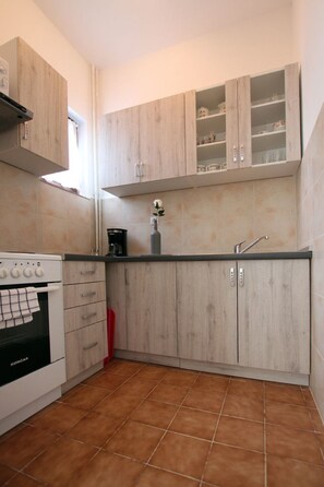 Kühlschrank, Mikrowelle, Ofen, Kochgeschirr/Geschirr/Besteck