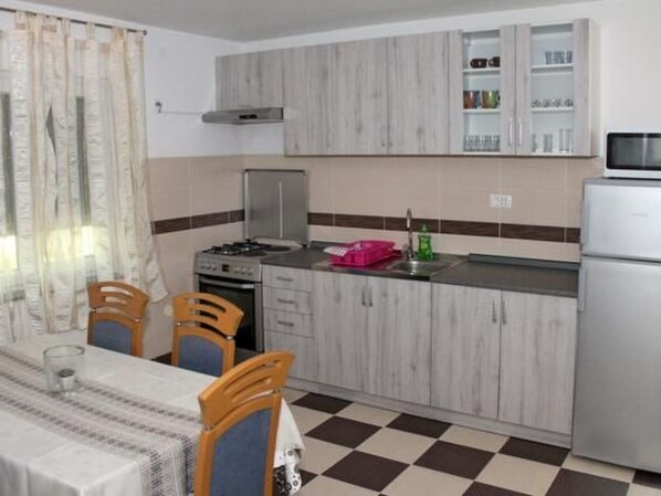 Kühlschrank, Mikrowelle, Ofen, Kochgeschirr/Geschirr/Besteck