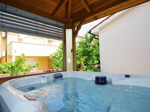 Outdoor spa tub - in Medulin, in der Nähe des Strandes by Interhome (Medulin)