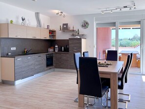 Fridge, oven, dishwasher, cookware/dishes/utensils - in Medulin mit Privatem Pool by Interhome (Medulin)