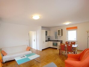 TV, DVD player - Appartement in Medulin mit Terrasse by Interhome (Medulin)