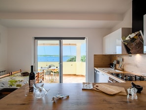 Fridge, oven, dishwasher, cookware/dishes/utensils - Schöne Wohnung in Medulin mit Möbliertem Balkon by Interhome (Medulin)