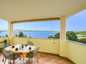 Outdoor dining - Schöne Wohnung in Medulin mit Möbliertem Balkon by Interhome (Medulin)