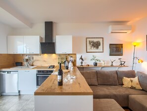 Fridge, oven, dishwasher, cookware/dishes/utensils - Schöne Wohnung in Medulin mit Möbliertem Balkon by Interhome (Medulin)