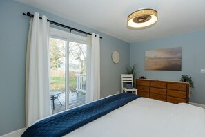 Een bureau, een strijkplank/strijkijzer, wifi, beddengoed