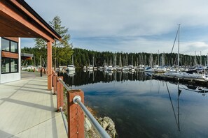Marina - 2BR Explorer’s Base | Bikes, Kayaks, Ferry (Nanaimo)