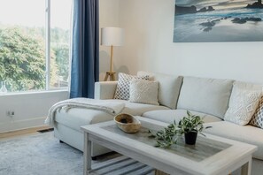 TV - 2BR Explorer’s Base | Bikes, Kayaks, Ferry (Nanaimo)