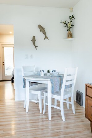 Dining - 2BR Explorer’s Base | Bikes, Kayaks, Ferry (Nanaimo)