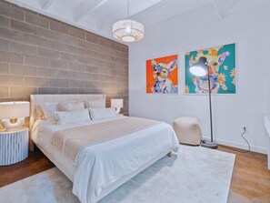 2 bedrooms, iron/ironing board, WiFi, bed sheets - Stunning 2 Bedroom Loft with heated parking in the heart of the ICE DISTRICT. (Edmonton)