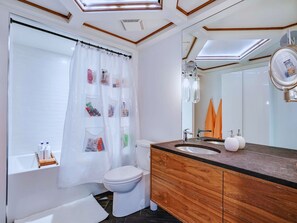 Shower, hair dryer, towels, soap - Stunning 2 Bedroom Loft with heated parking in the heart of the ICE DISTRICT. (Edmonton)