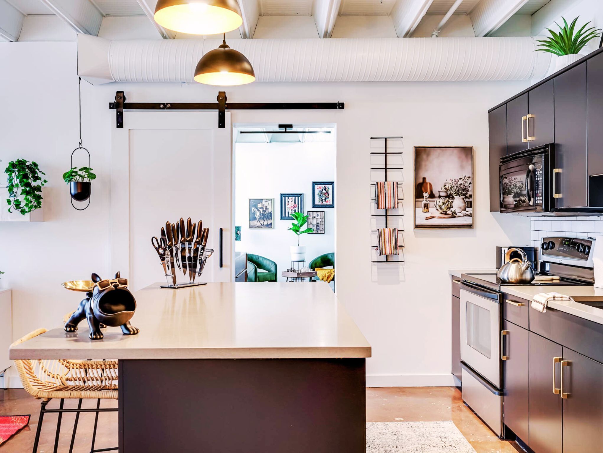 Four à micro-ondes, un four, surface de cuisson, lave-vaisselle