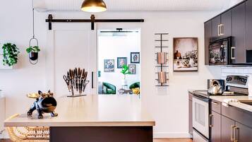 Four à micro-ondes, un four, surface de cuisson, lave-vaisselle