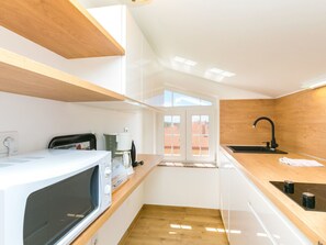 Kühlschrank, Mikrowelle, Kochgeschirr/Geschirr/Besteck