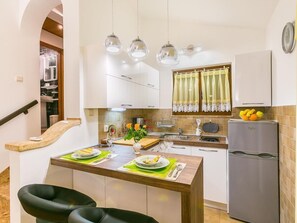 Refrigerador, horno, lavavajillas y utensilios de cocina 