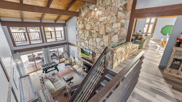 Smart TV, chimenea, libros y monitor de computadora