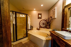 Shower, jetted bath, towels - Sunrise & Saunas on an Island on the Lake (Lago Vista)