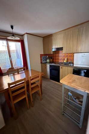 Fridge, oven, dishwasher, cookware/dishes/utensils - Wetterhorn by Interhome (Grindelwald)