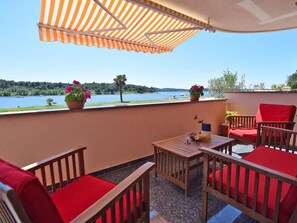 Terrace/patio - Modernes und komfortables Wohnen in der Wohnung by Interhome (Medulin)