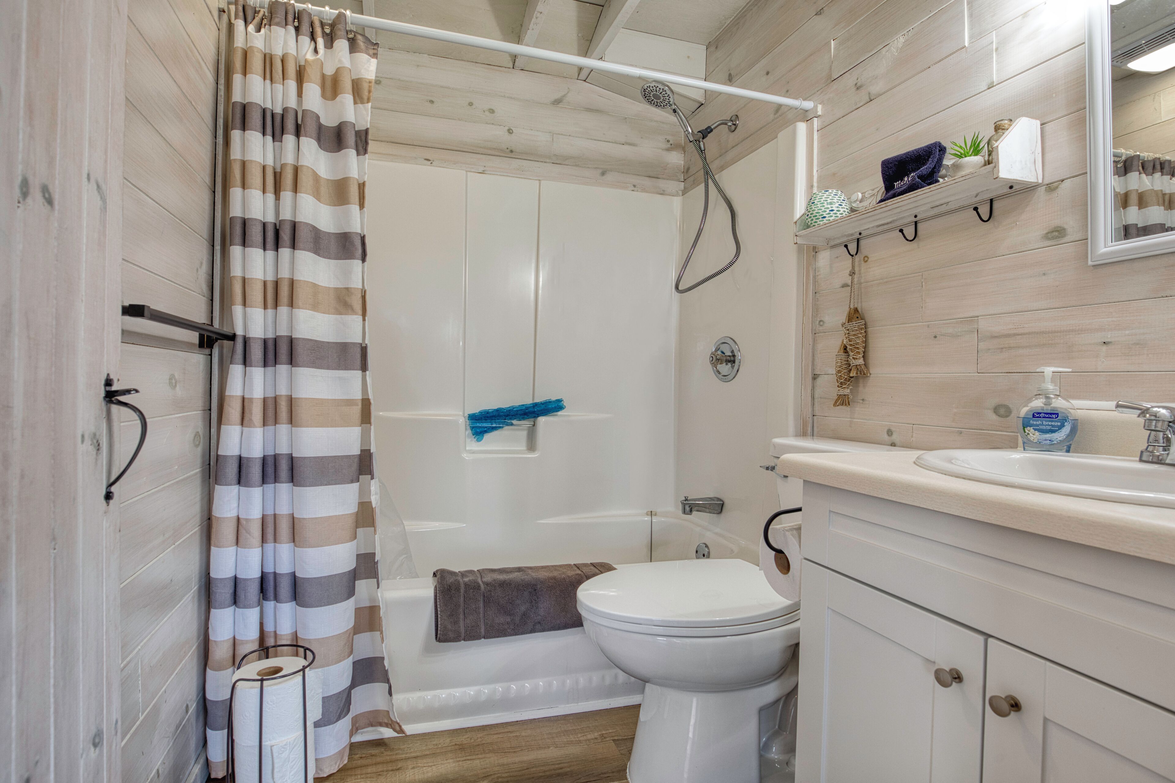 Sèche-cheveux, serviettes fournies, savon, shampoing