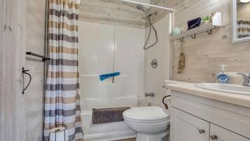 Sèche-cheveux, serviettes fournies, savon, shampoing