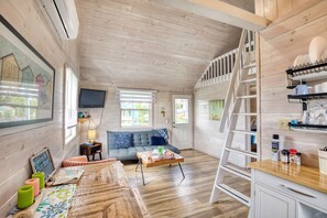 TV connectée, lecteur de DVD, livres